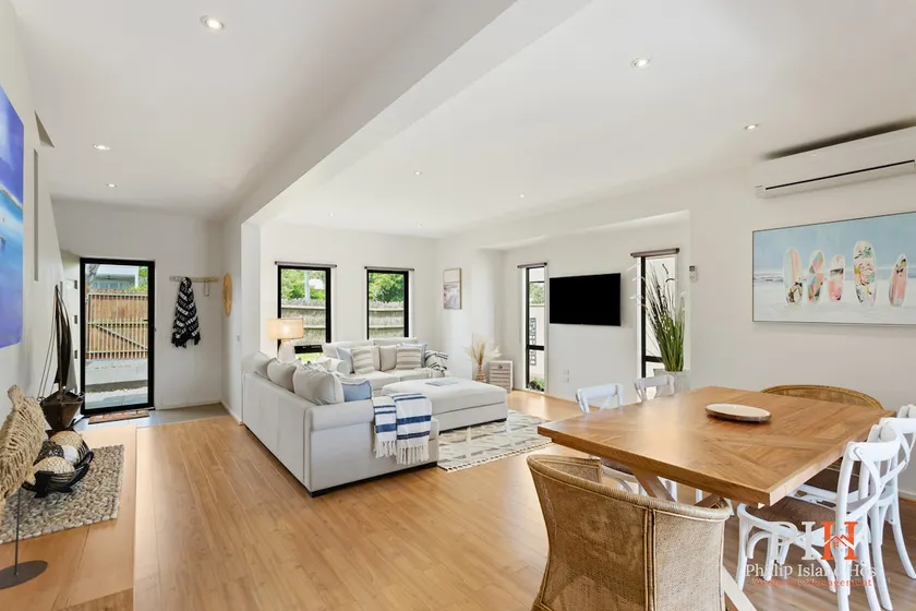 Beachside Townhouse Retreat in Cowes - Image 1