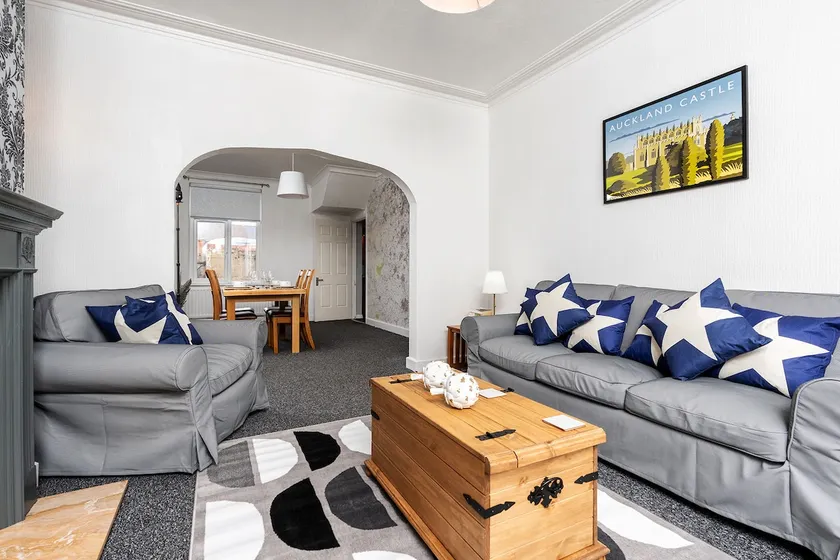Stylish Spacious House. Central. Free Parking. - Image 1
