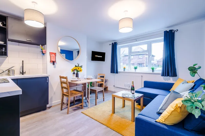 NEW! Spacious 2-bed Apartment in Crewe by 53 Degrees Property, ideal for Business & Professionals, FREE Parking - Sleeps 6 - Image 1