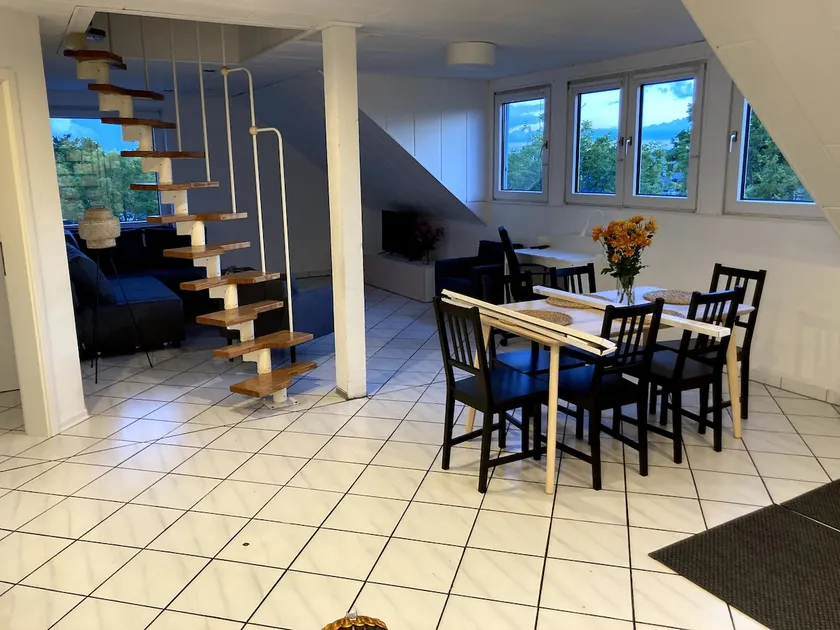 Bright, large, close to the station and easy access to D & MG - Image 1