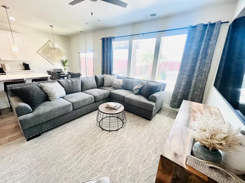 Spacious & Cozy Desert Getaway - Image 1