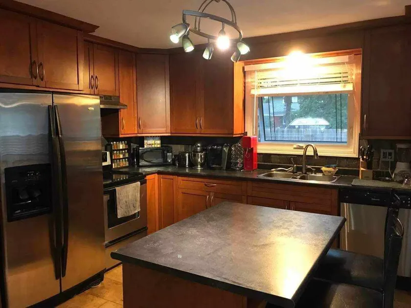 Spacious 4BR Home Near U of S, Pool Table Big Yard - Image 1