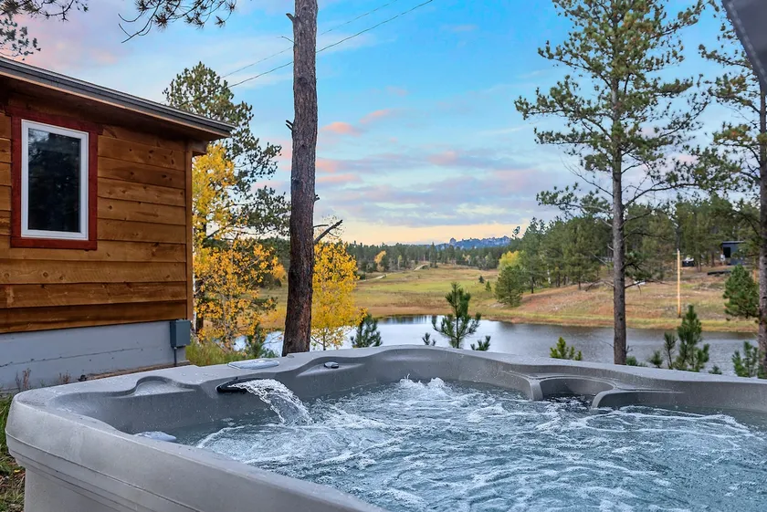 Hottub Hideaway: Firepit + Sauna + Watch Wildlife - Image 1