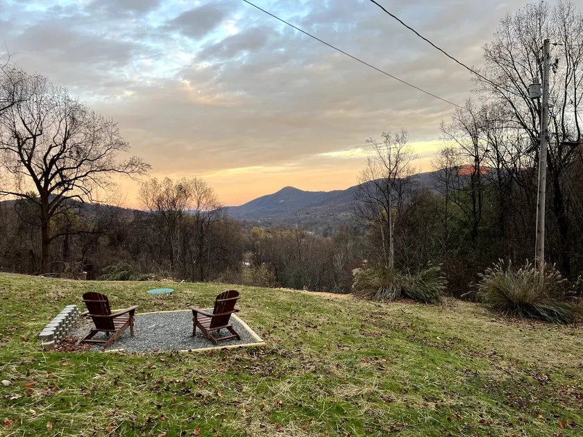 Creektop - Views, Privacy & Modern Conveniences - Image 1