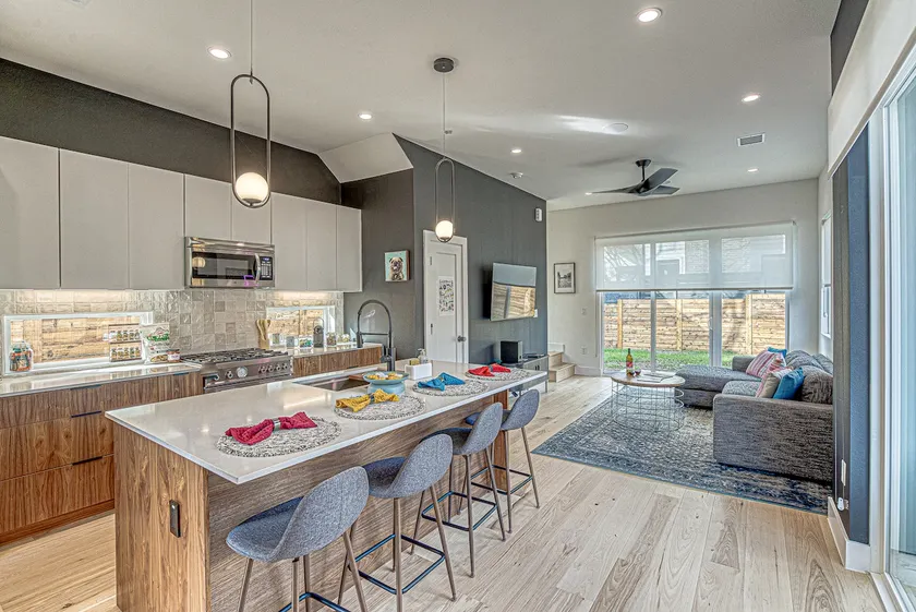 Stylish 2BR I Downtown Austin I Mins to ACL - Image 1