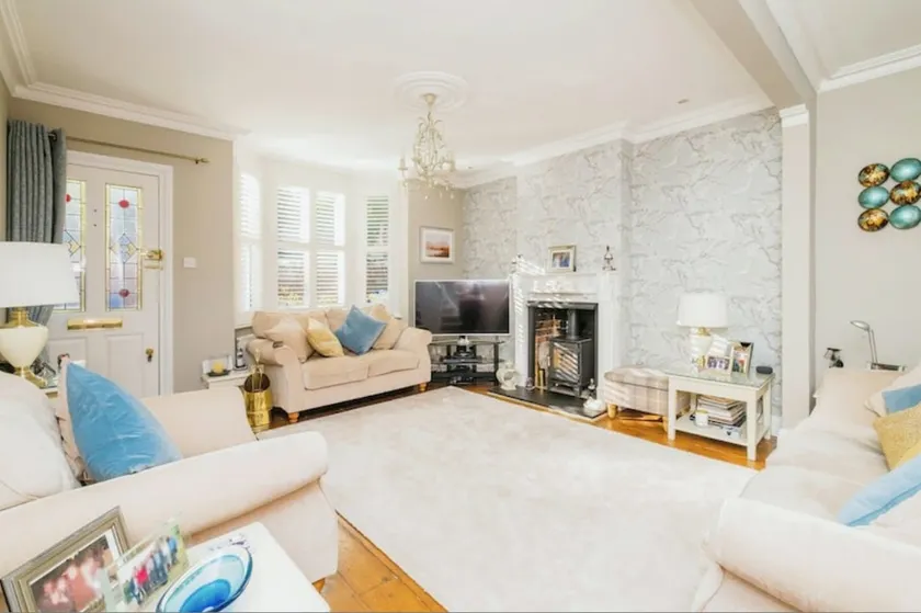 3 Bed 2 Bath Cottage with private parking and garage - Image 1