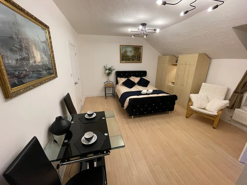 Luxurious Studio Cloud & Good Links to City Centre - Image 1