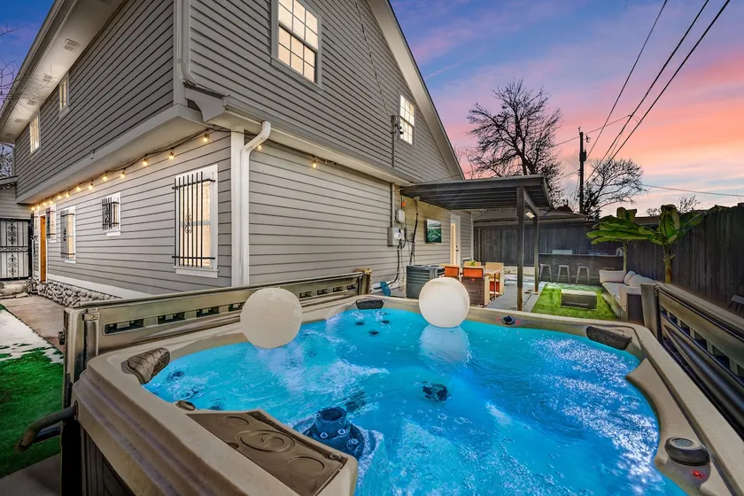 Chic Oasis: HotTub, Theater, Gym - Image 1