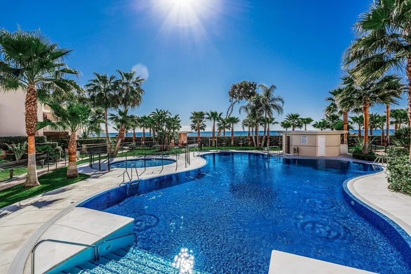 Beach front apartment with Sea View - Image 1