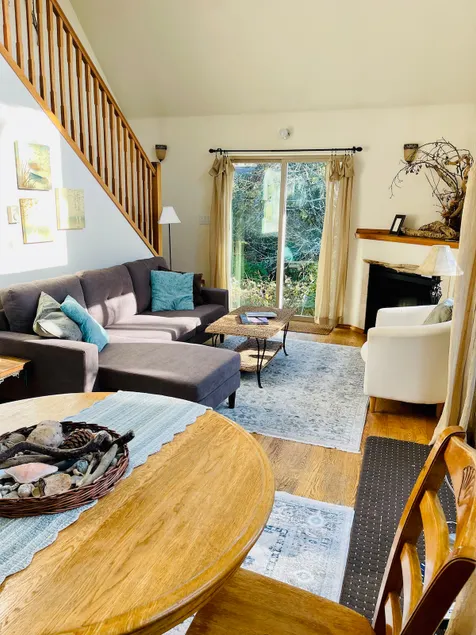 Cozy Forest Cottage- with HOT TUB & King bed - Image 1