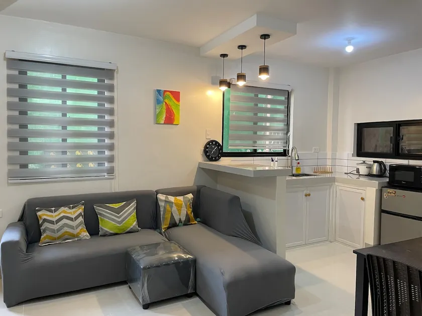 Cozy 2BR Apt | Free Parking | 5 Mins to SM - Image 1