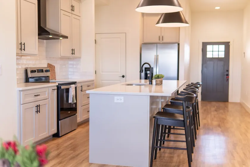 Luxurious home away from home. - Image 1