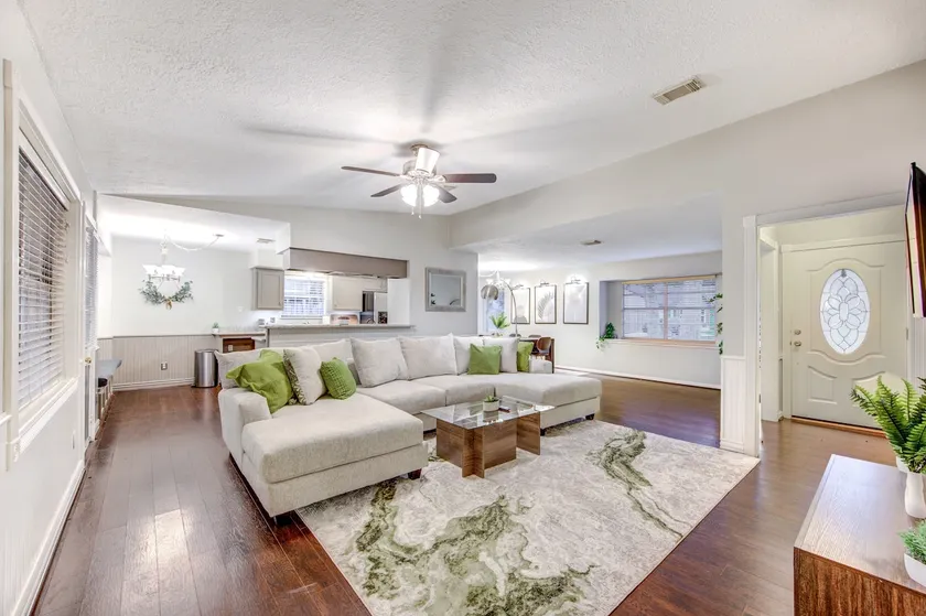 Home in Friendswood: Charming 3BR Retreat - Image 1