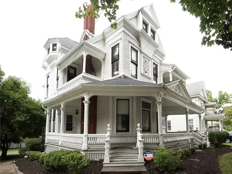Spectacular Queen Anne Victorian - Image 1