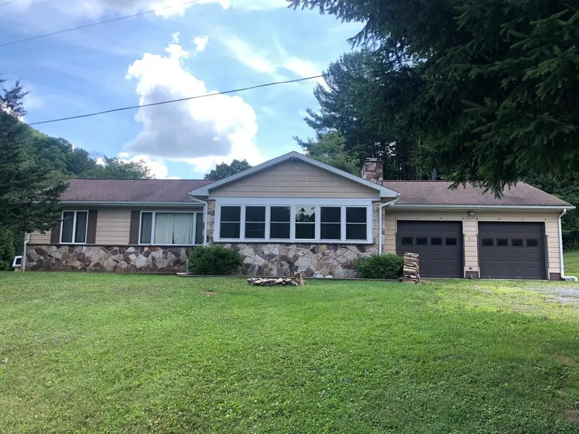Harlan's Creek Stone Lodge - Image 1