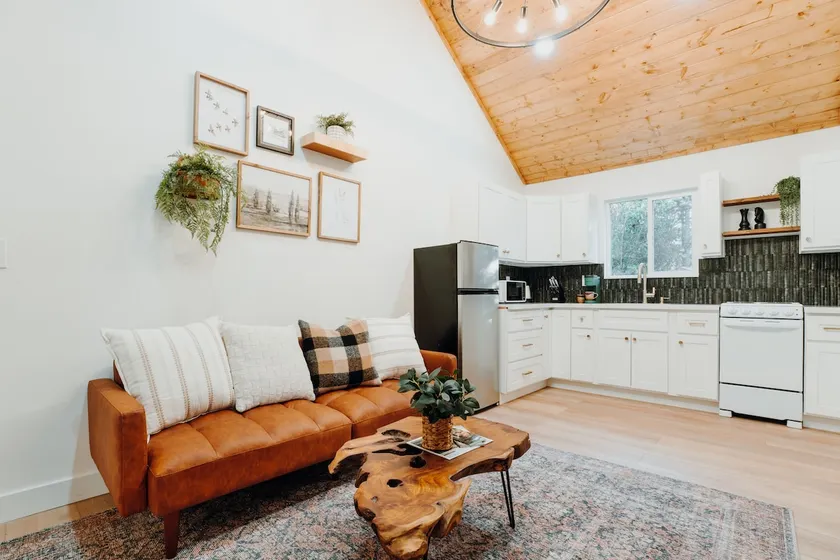 Packwood | Tolmie Suite at The Peak Motel - Image 1