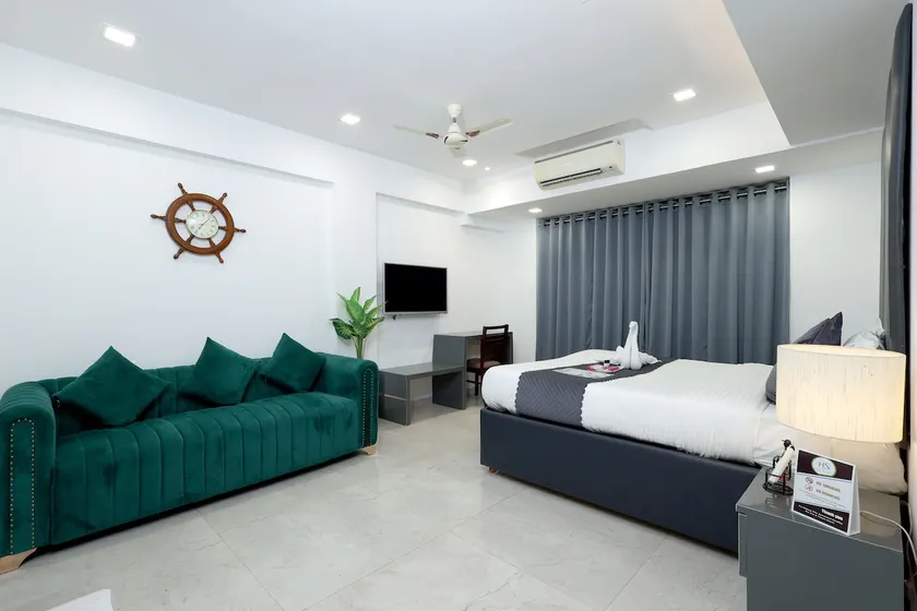 4 BHK Luxurious near Goregaon Exhibition center - Image 1