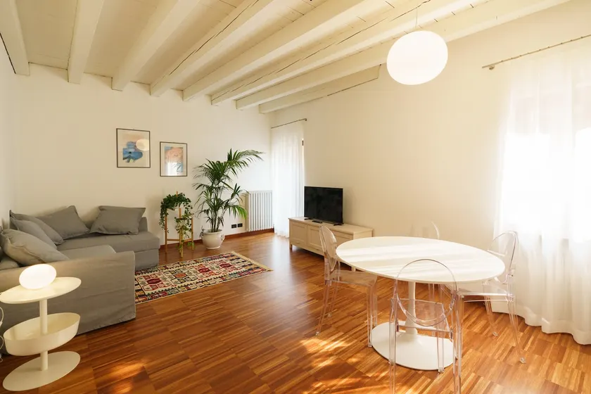 Spacious and bright penthouse with 3 small balconies - Image 1