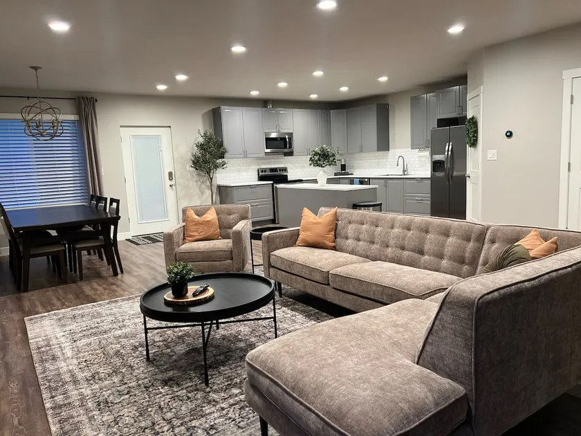 Cozy Cascade Nook - 2 bedroom basement apartment - Image 1