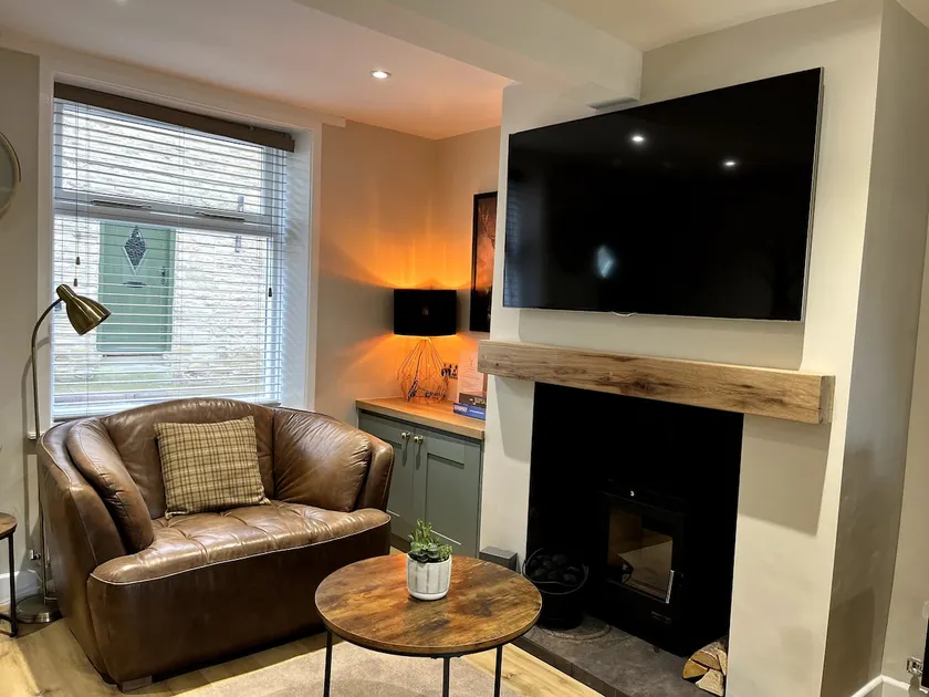 Charming Cosy Cottage in Bollington Village - Image 1