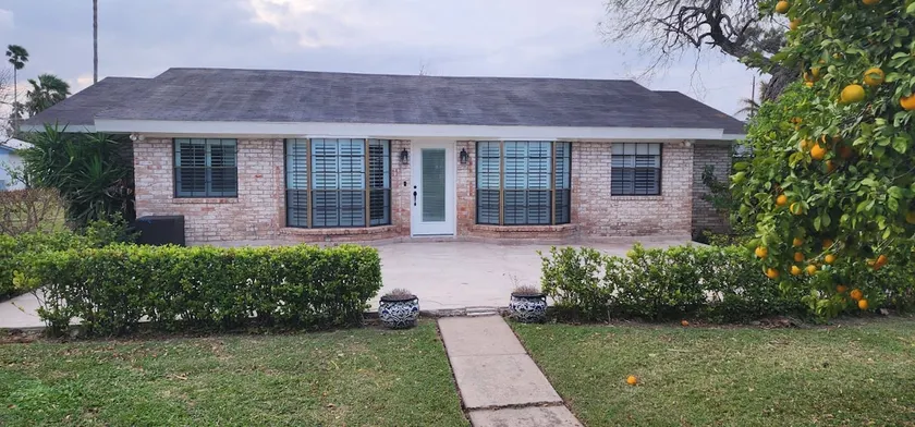 Great location, renovated, golf course home. - Image 1