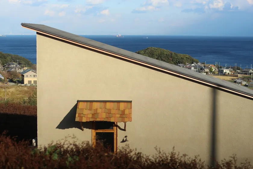 A small house overlooking the ocean | Life and handicrafts on Awaji Island, surrounded by indigo - Image 1