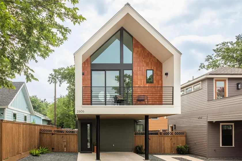 Zen house in a vibrant location - Image 1