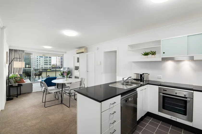 Elegant 2BR/2BA Home with Balcony & Free Parking - Image 1