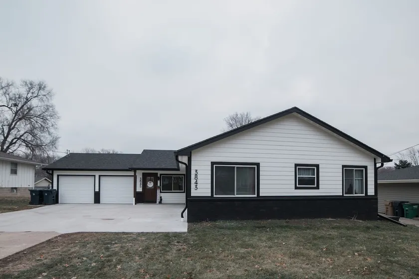 Central Cozy Urbandale duplex! - Image 1