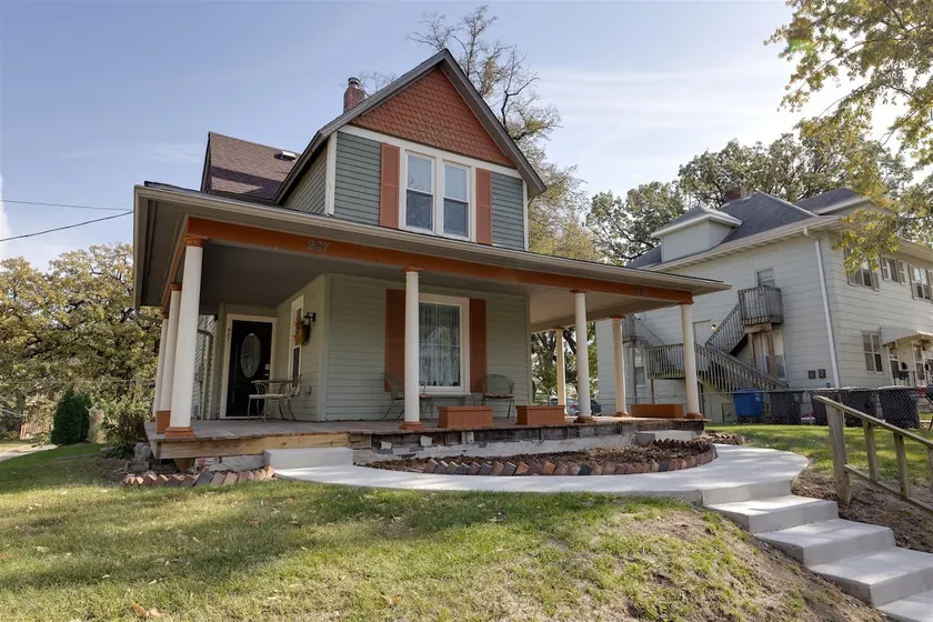 Beautiful Victorian Home - 4beds / 3baths near DT! - Image 1