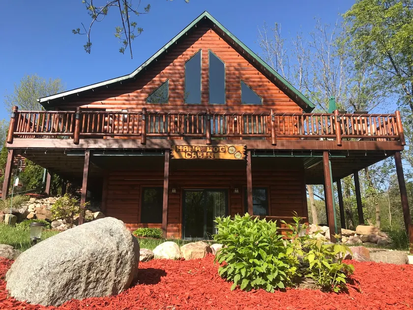Hana Log Cabin near Devil's Lake - Image 1