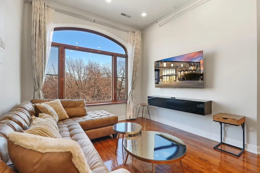 Luxury Home - 2 Bedroom Apartment | Waukegan - Image 1