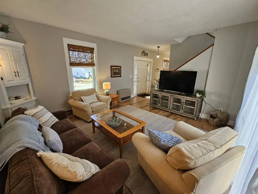 Stunning Coastal Farmhouse Charm. 2 bedrooms. - Image 1