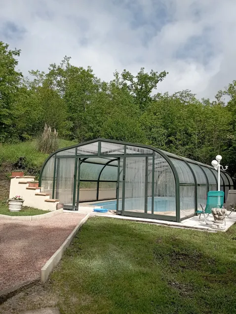 House with a pool - Image 1