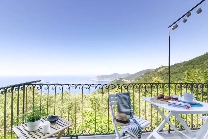 Sea-view apartment above Corniglia - Image 1