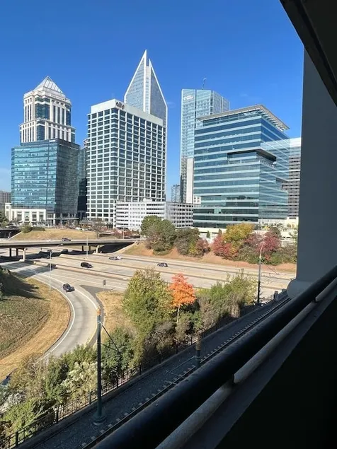 Spacious 2 Bedroom/2 Bathroom in Uptown w/Balcony - Image 1