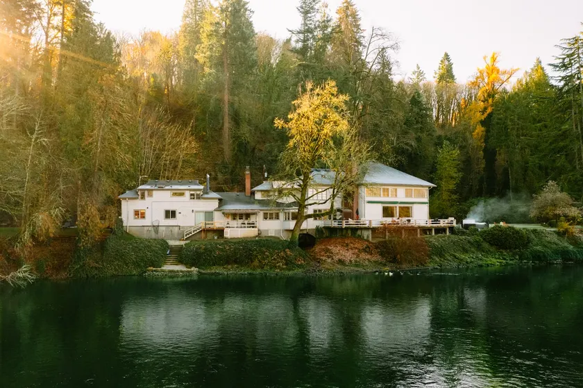 Luxurious Riverfront GuestHouse, Sauna & HotTub. - Image 1