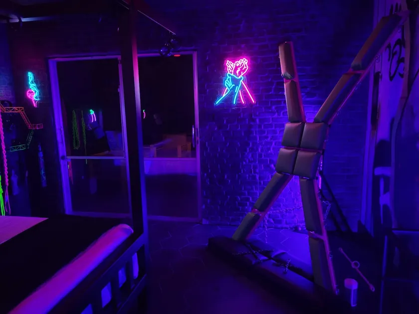 Adult-Only Getaway w/ Mermaid Pool | 18+, Private - Image 1