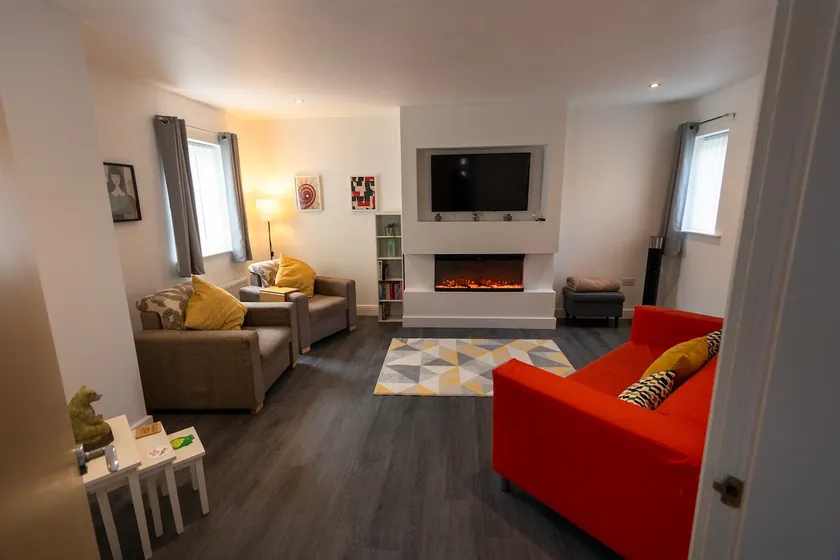 Hampton 3-bedroom Entire house-parking-Wi-fi - Image 1