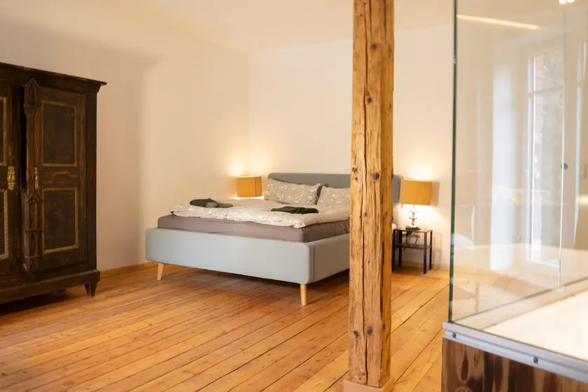 Loft apartment with large bathtub - Image 1