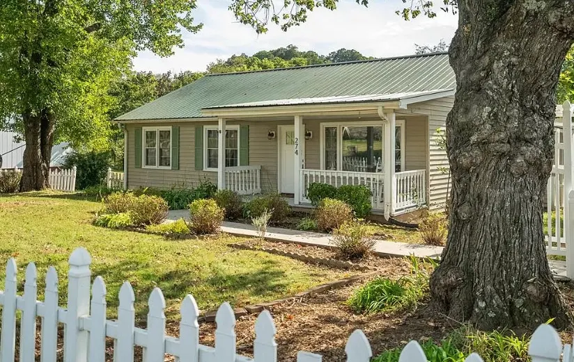 Neighborhood Home Close to Town - Image 1