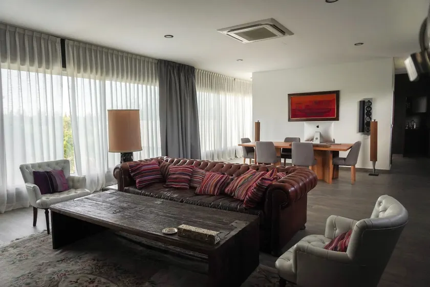 Studio inside a house in a private neighborhood - Image 1