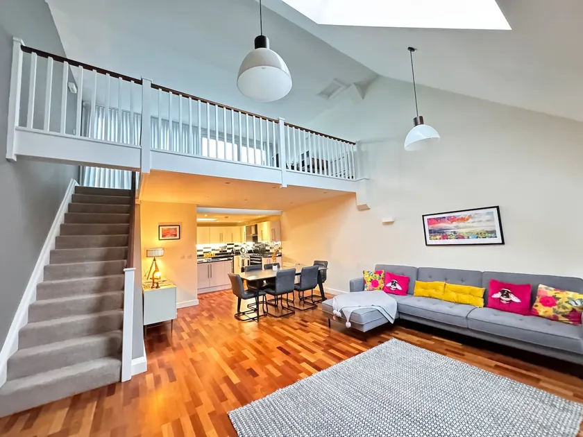 Spacious and Refreshing 3-4 Bed Stamford House! - Image 1