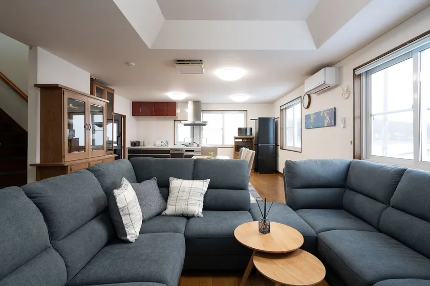 Spacious detached house with indoor dog track! Convenience store nearby/accommodates up to 7 people/5+ free parking spaces - Image 1