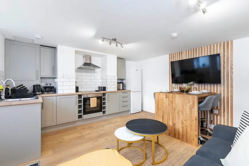 Popular Two Bed Apt in Leeds City - Image 1