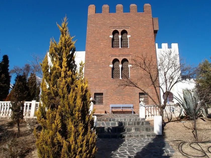 Luxury Retreat: Arab Tower with Central Patio - Image 1