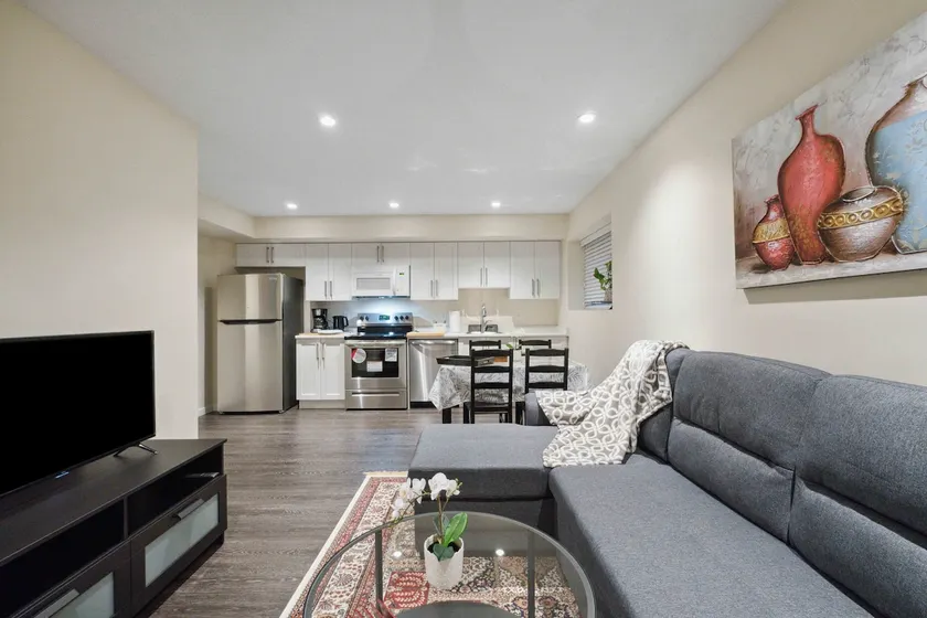 Charming 2-Bed Suite, Near White Rock - Image 1