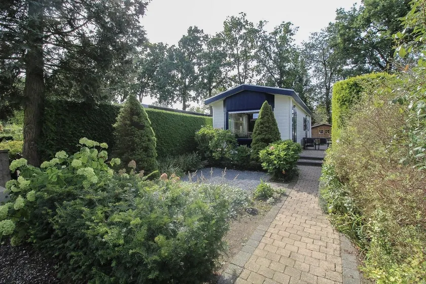 Cozy chalet with veranda and garden in the Veluwe - Image 1
