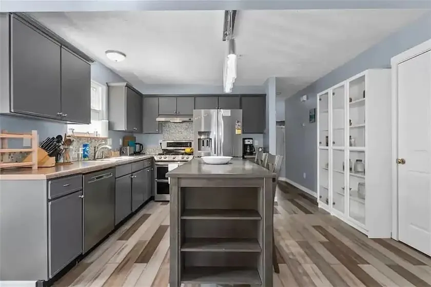 SALE Cozy & Modern: Perfect for Families & Couples - Image 1