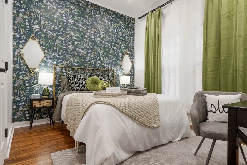 1920’s Charming Bungalow-Downtown - Image 1